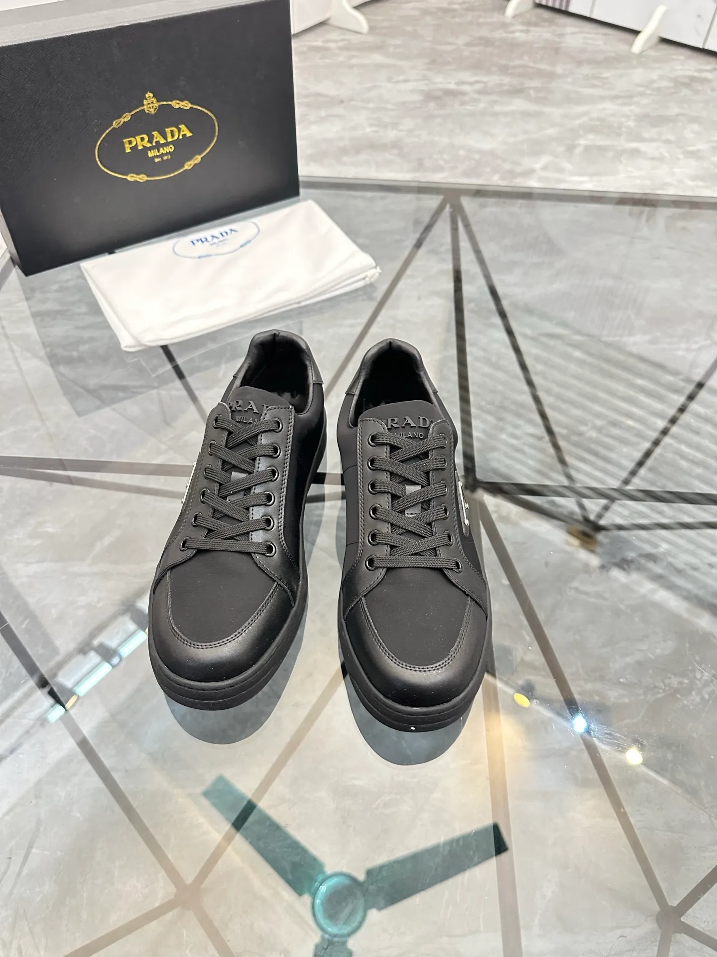 Men's shoes: 💰P400¥ Product trademark: Prada *"Prada*" low-top casual shoes Regular size: 38-44 (can be customized to 45) Product materials: imported cowhide leather upper spliced ​​with original fabric, sheepskin lining, original outsole. Number: 020